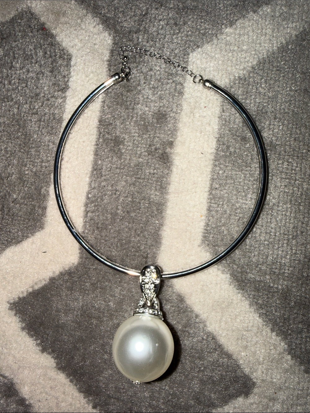 Oversized faux pearl fashion necklace